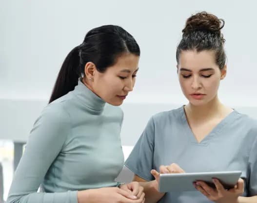 Mujer conversando con su médica